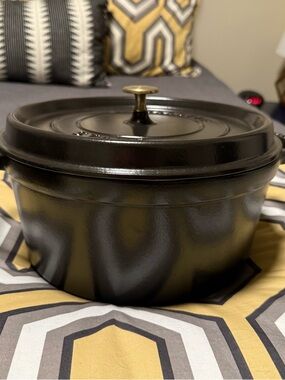 Staub matte Black Cast Iron Dutch Oven with Lid - 7qt Classic Heavy-Duty
